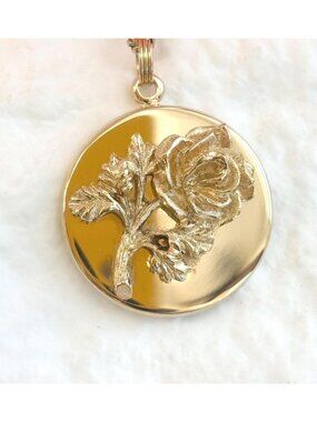 3D Floral Gold T Avon 100 Year Keepsake 1986 Rose Medallion Pendant Necklace